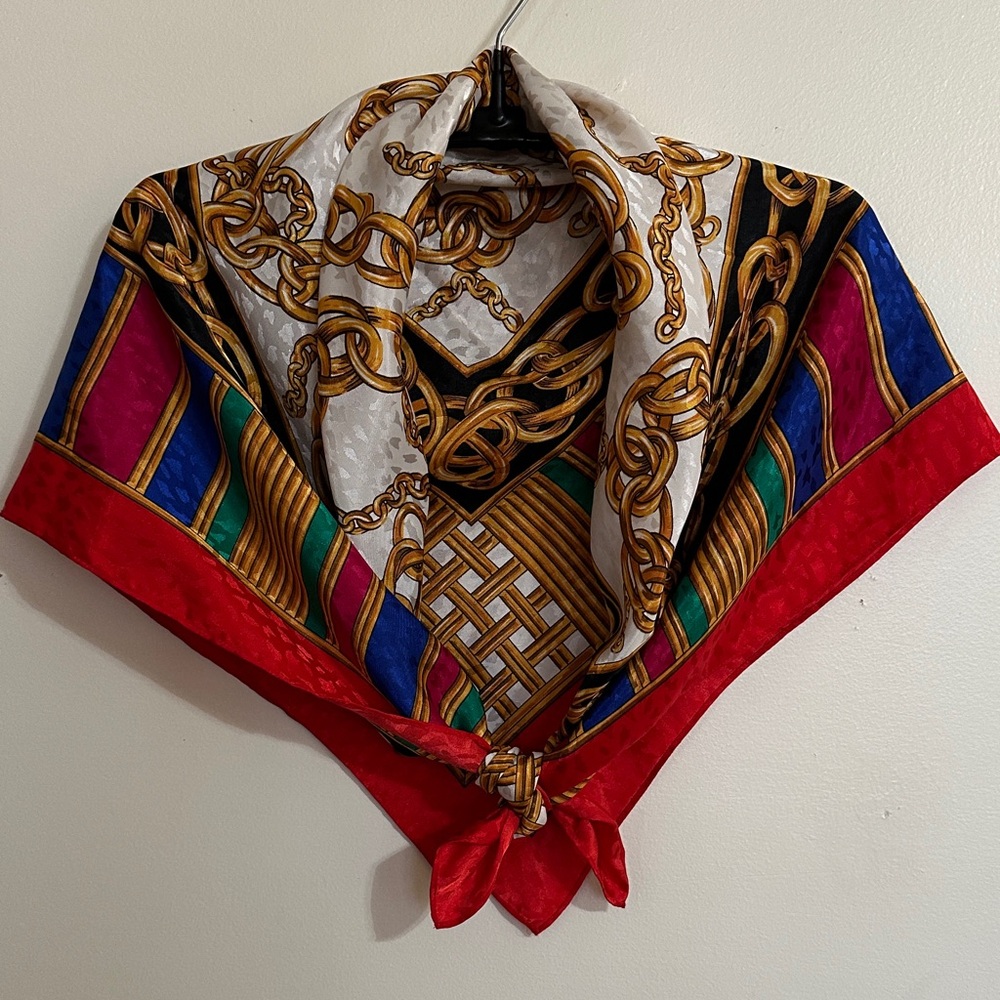 Elegant Vintage Multicolor Scarf with Chain Design